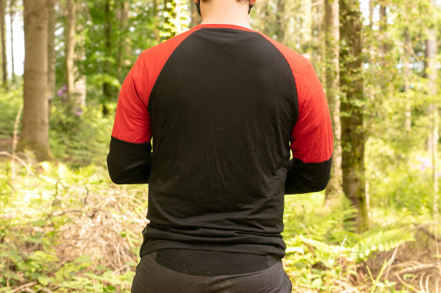 2023 mons royale tarn shift wind jersey back.jpg