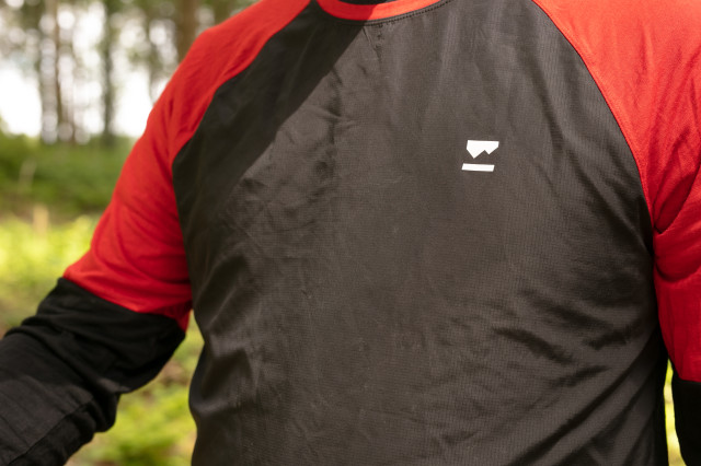 2023 mons royale tarn shift wind jersey front.jpg