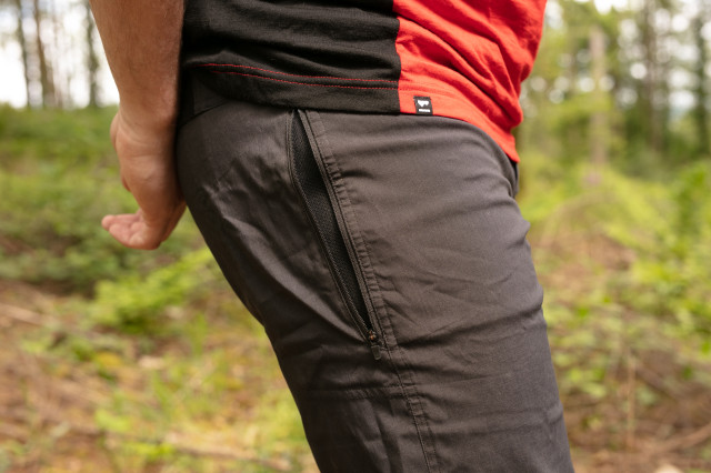 2023 mons royale virage pant zip pock.jpg