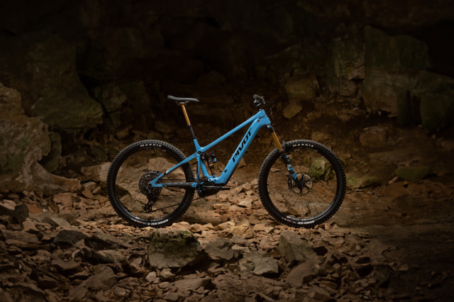 2023 pivot shuttle am hero1.jpg