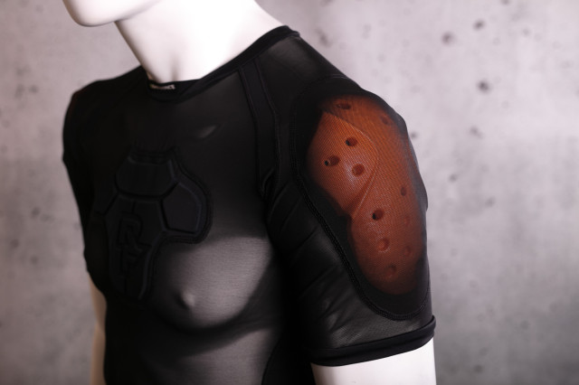 2023 race face flank core shoulder.jpg
