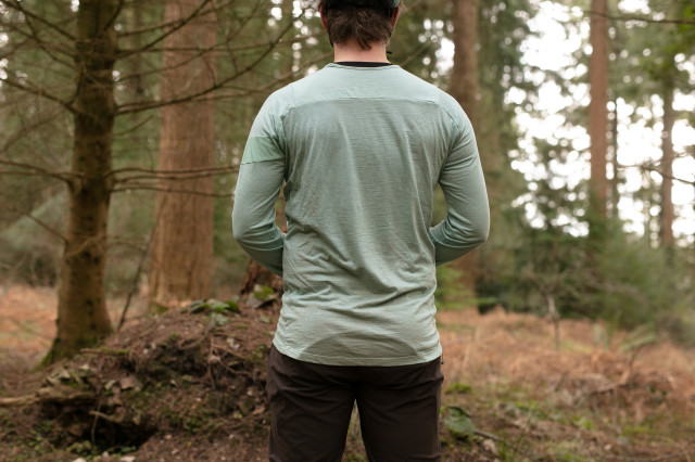 2023 rapha trail merino jersey back.jpg