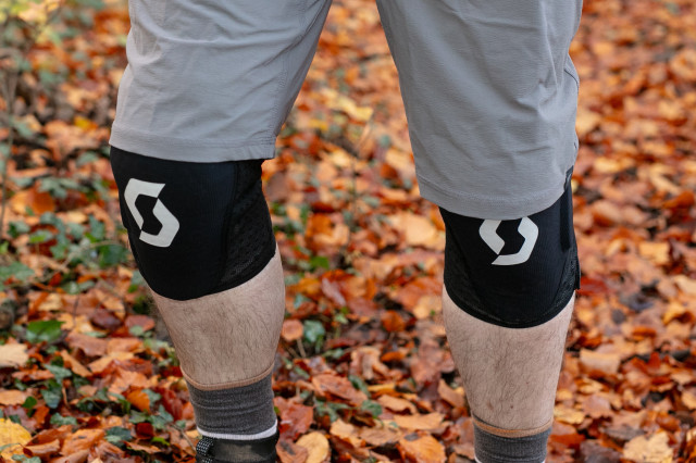 2023 scott grenade evo zip knee pads hero 2.jpg