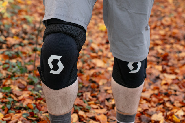 2023 scott grenade evo zip knee pads hero.jpg