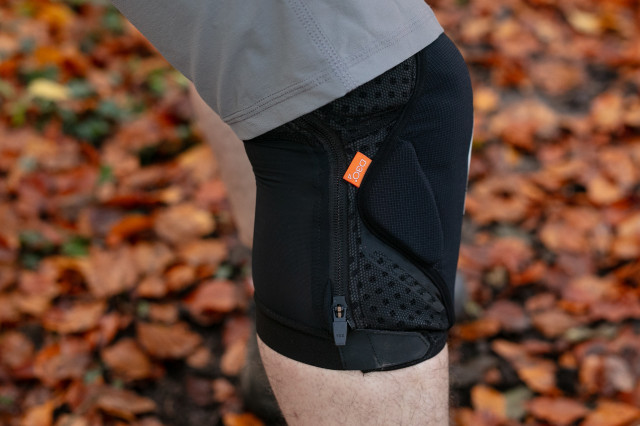 2023 scott grenade evo zip knee pads side close.jpg