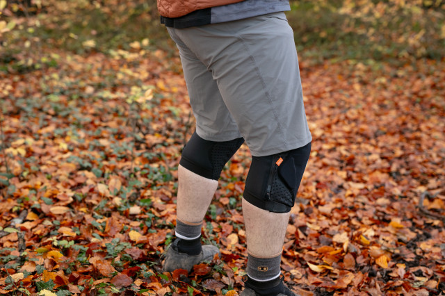 2023 scott grenade evo zip knee pads side.jpg