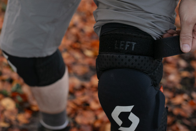2023 scott grenade evo zip knee pads velcro.jpg