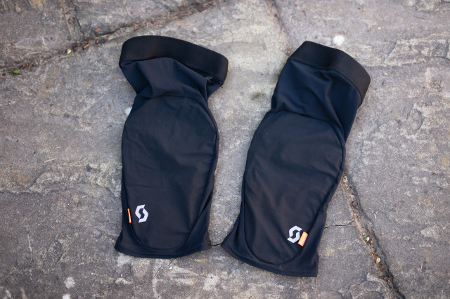 2023 scott soldier ghost knee guards 5ct.jpg