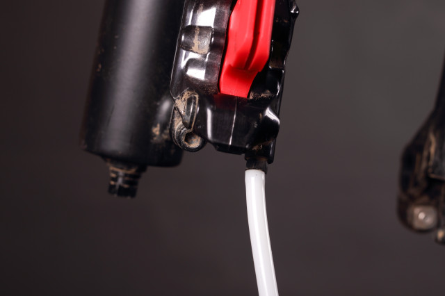 2023 shimano hose on port.jpg