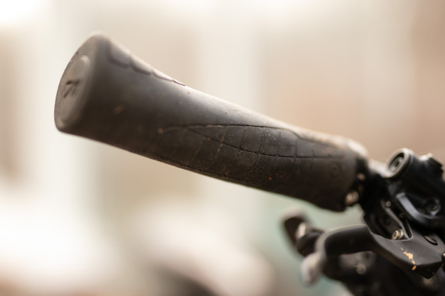 2023 sqlab tech and trail grip 2 lower.jpg
