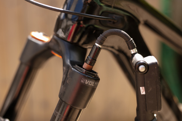 2023 topeak mountain 2stage on fork.jpg