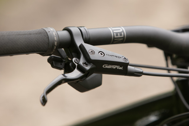 2023 vitus e mythique brake.jpg