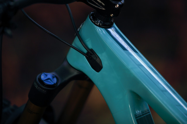 2023 yeti sb140 cable routing.jpg
