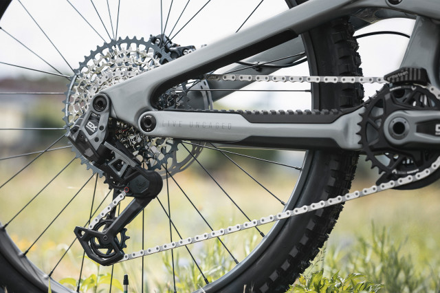 2023 yt capra uncaged 11 mech.jpg