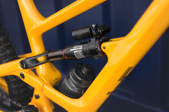 2023 yt ind capra core 3 MX shock.jpg
