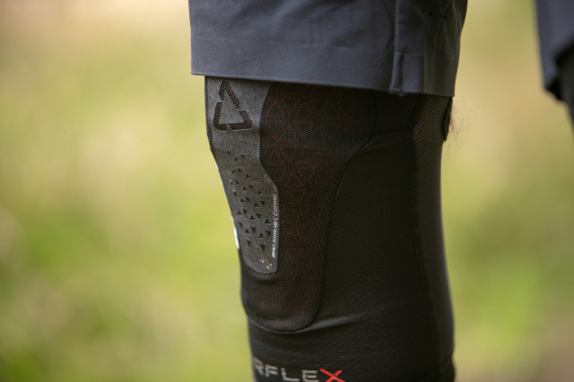 2023-Leatt-Ultralite-Airflex-KneeGuards-Abraision-Patch.jpg