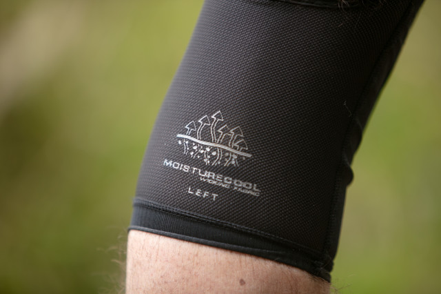 2023-Leatt-Ultralite-Airflex-KneeGuards-moisture.jpg