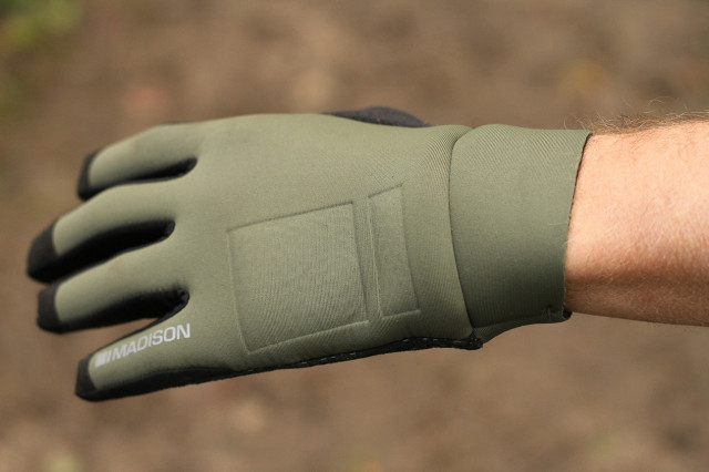 2024 DTE 4 Season DWR Gloves upper.jpg