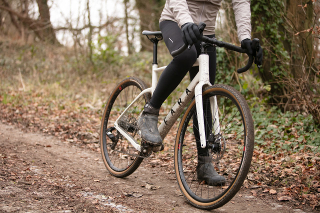 2024 Fara F:Gravel Apex XPLR AXS Riding 2.jpg