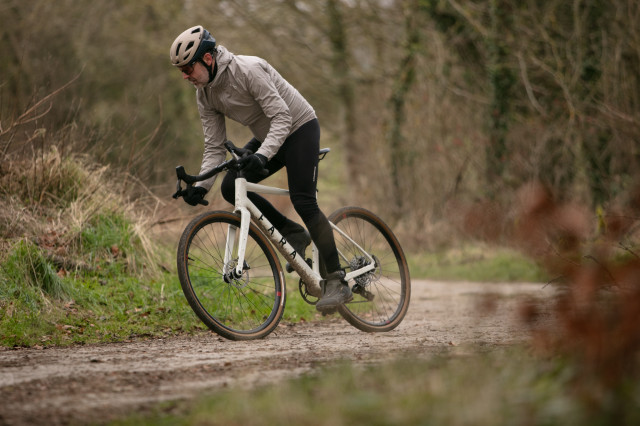 2024 Fara F:Gravel Apex XPLR AXS Riding 3.jpg