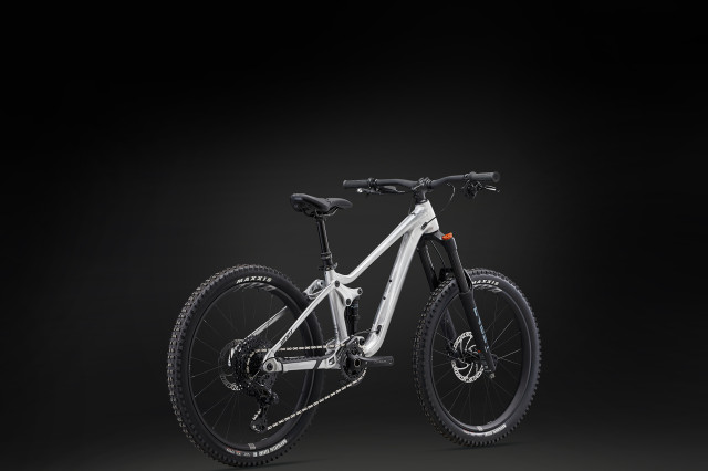 2024 giant faith 24 3qr.jpg