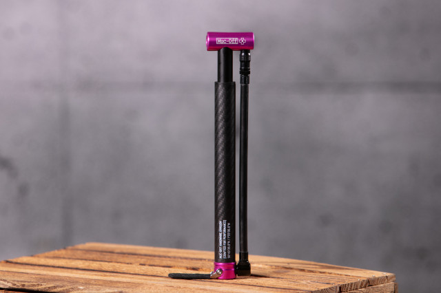 2024 muc-off air mach carbon pump 5ct.jpg