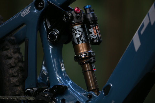 2024 pivot shuttle lt shock.jpg