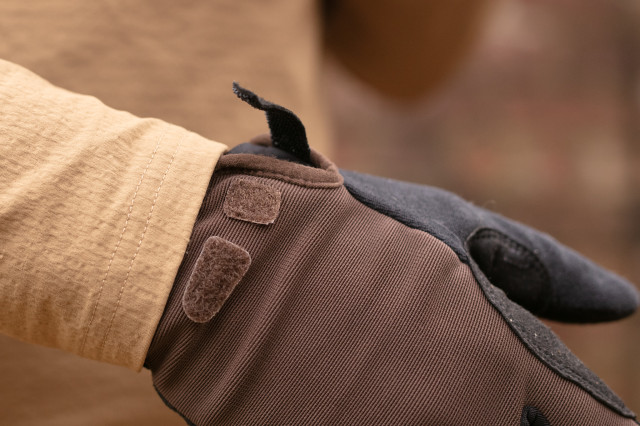 2024 poc resistance enduro adjustable glove vcro.jpg