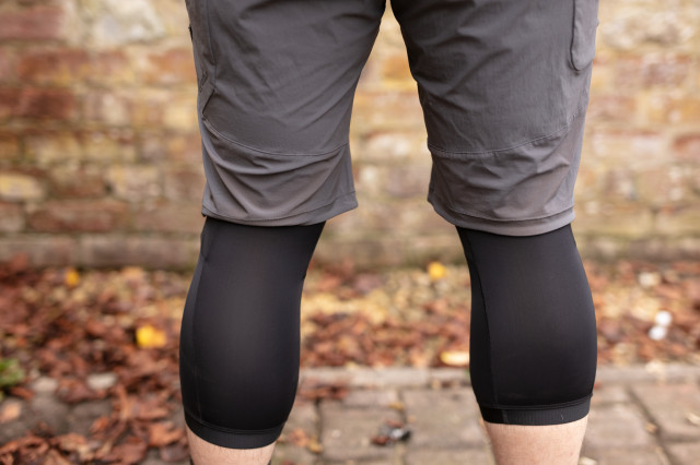 2024 rapha trail knee pads back.jpg