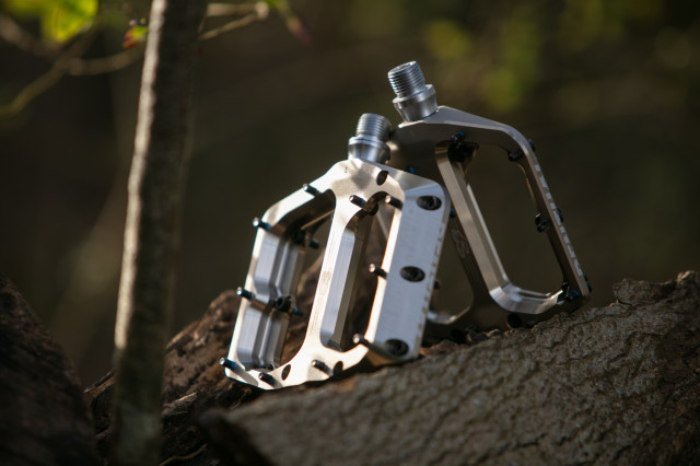 2024 renthal revo f pedals 5ct.jpg