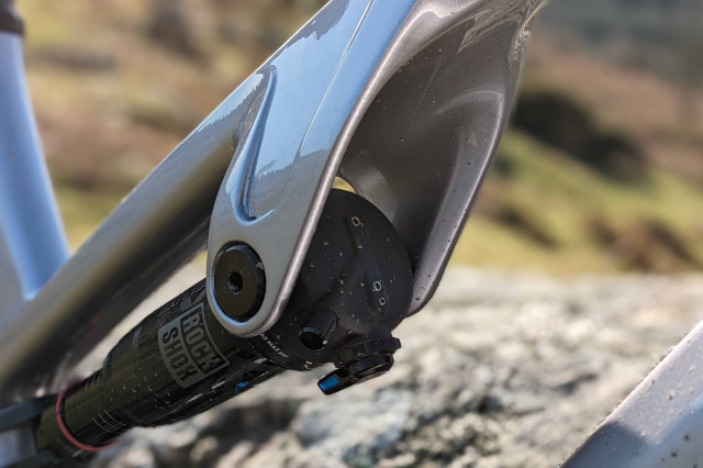 2024 rockrider feel 900s shock mount.jpg