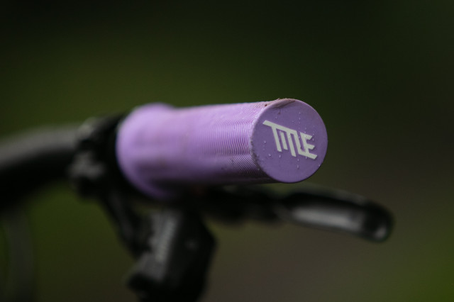 2024 title l01 grip end.jpg
