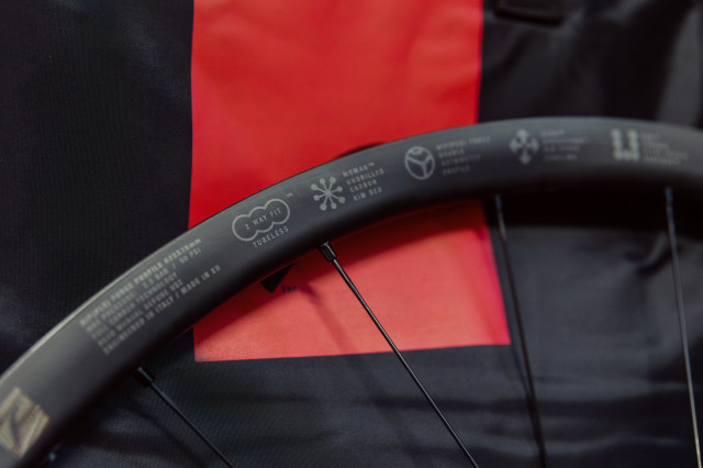2024_fulcrumRed_Zone_Carbon rim.jpg