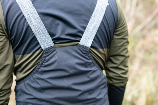 2025 endura mt500 bib pant strap rear.jpg