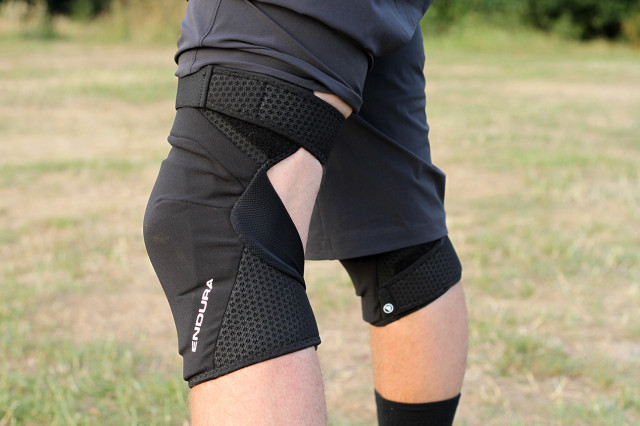 2025 endura singletrack knee side.jpg