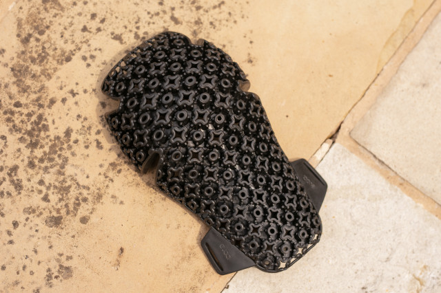 2025 evoc ls flex enduro knee pad protector.jpg