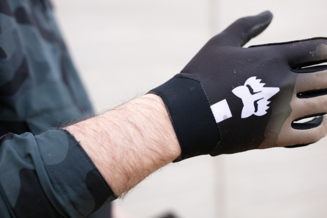 2025 fox flexair glove cuff.jpg