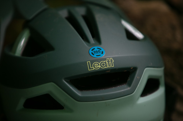2025 leatt mtb 3.0 helmet reaar.jpg