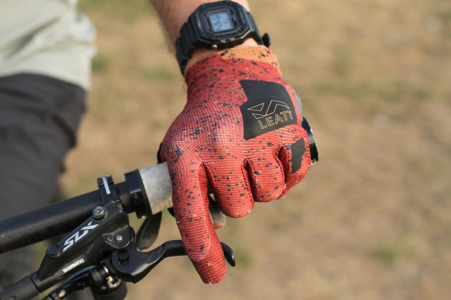 2025 leatt mtb endurance 3.0 gloves bar.jpg