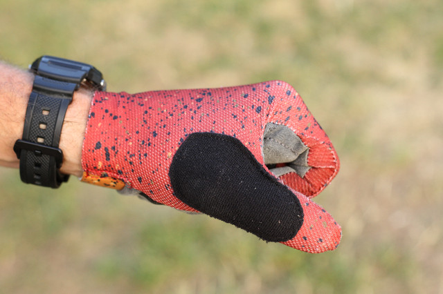 2025 leatt mtb endurance 3.0 gloves thumb.jpg