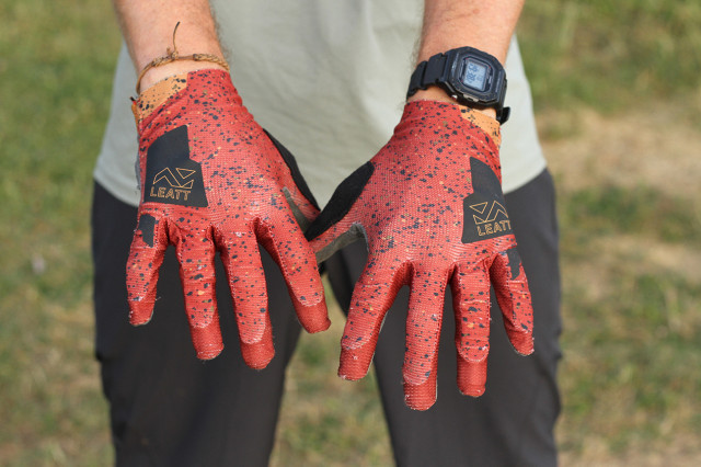 2025 leatt mtb endurance 3.0 gloves upper.jpg