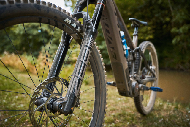 2025 pivot shuttle am riding fork.jpg