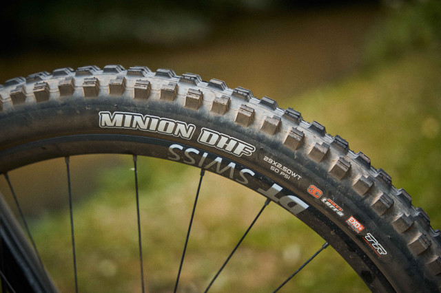 2025 pivot shuttle am riding tyre.jpg