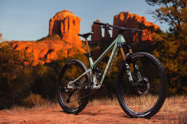 2025 pivot trailcat N lt hero.jpg