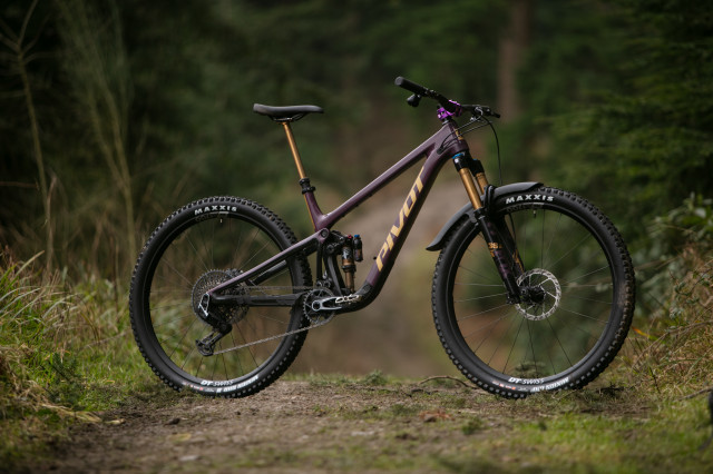 2025 pivot trailcat lt hero.jpg