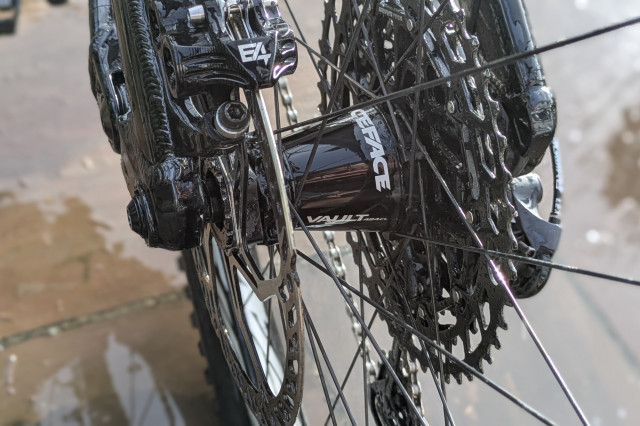 2025 race face turbine wheel rear hub.jpg