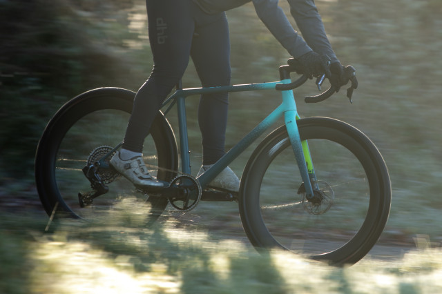 2025 vielo v1 riding pan.jpg