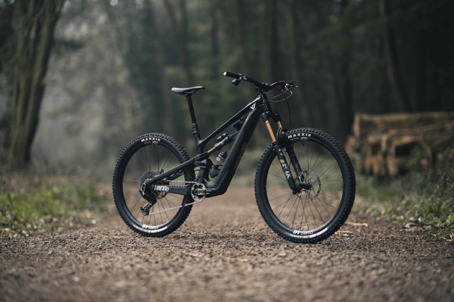 2025 yt industries decoy 29 sn hero.jpg