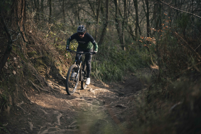 2025 yt industries decoy 29 sn riding climb.jpg