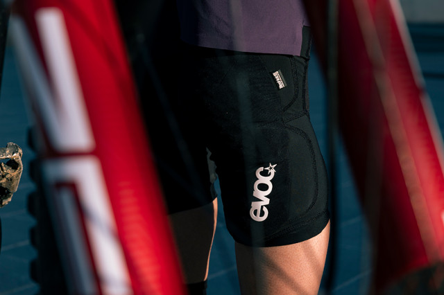 22025 evoc knee 2.jpg